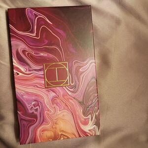 Luxurious Eyeshadow Palette with Rich Purple and Pink Shades